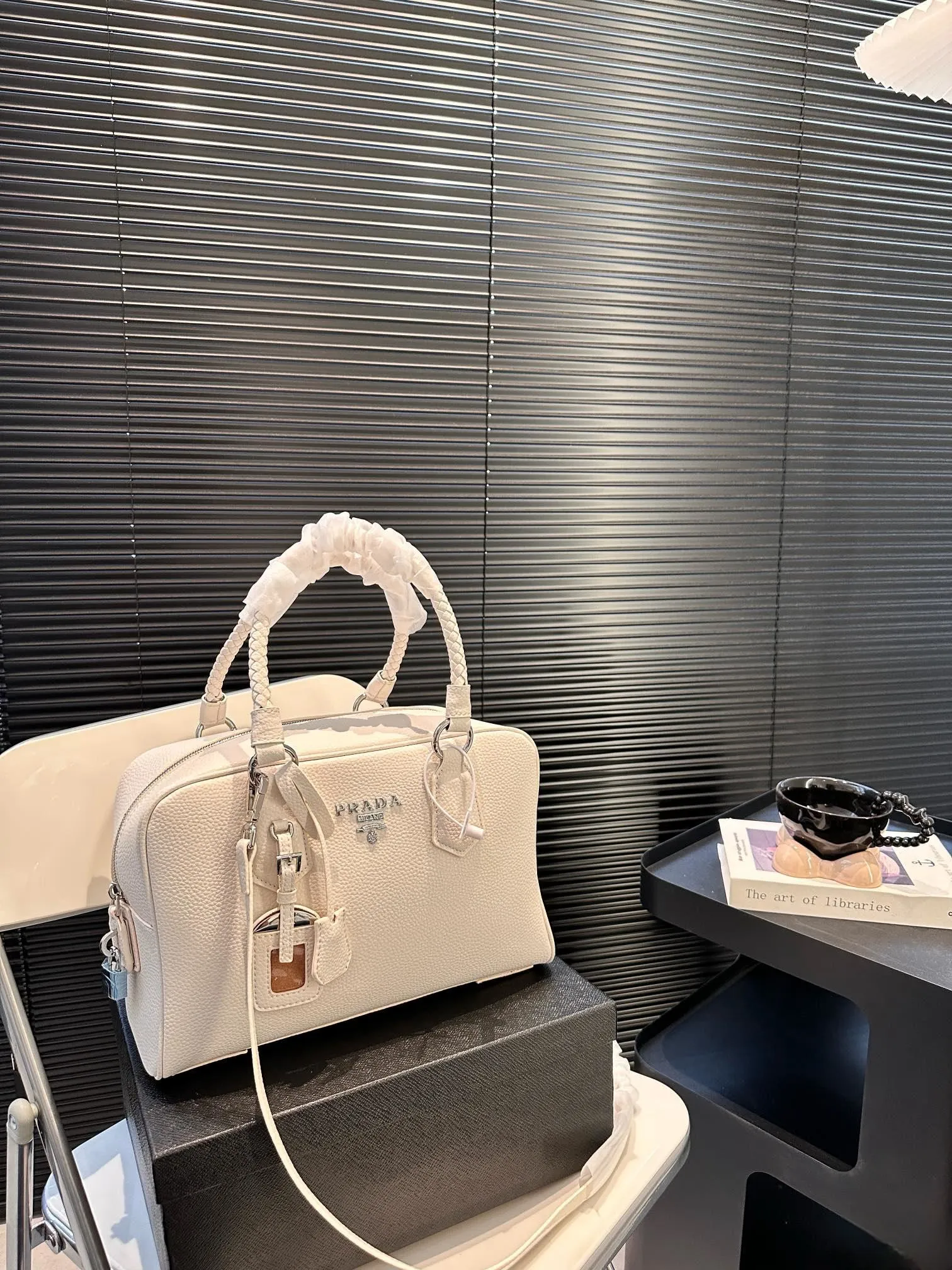 【2026】【PRADA  公式 旗艦店】プラダ   ハンドバッグ当日出荷 好評に付き再入荷！31*21CM  240719
