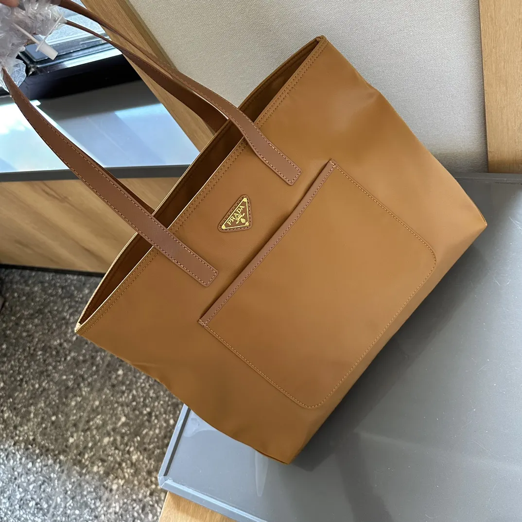 【2026】【PRADA  公式 旗艦店】プラダ   ハンドバッグ当日出荷 好評に付き再入荷！37*32CM  240719