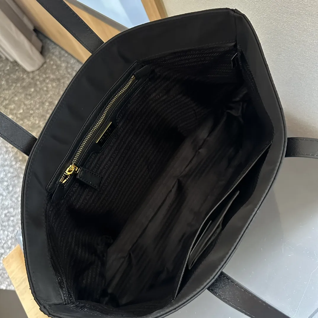 【2026】【PRADA  公式 旗艦店】プラダ   ハンドバッグ当日出荷 好評に付き再入荷！37*32CM  240719