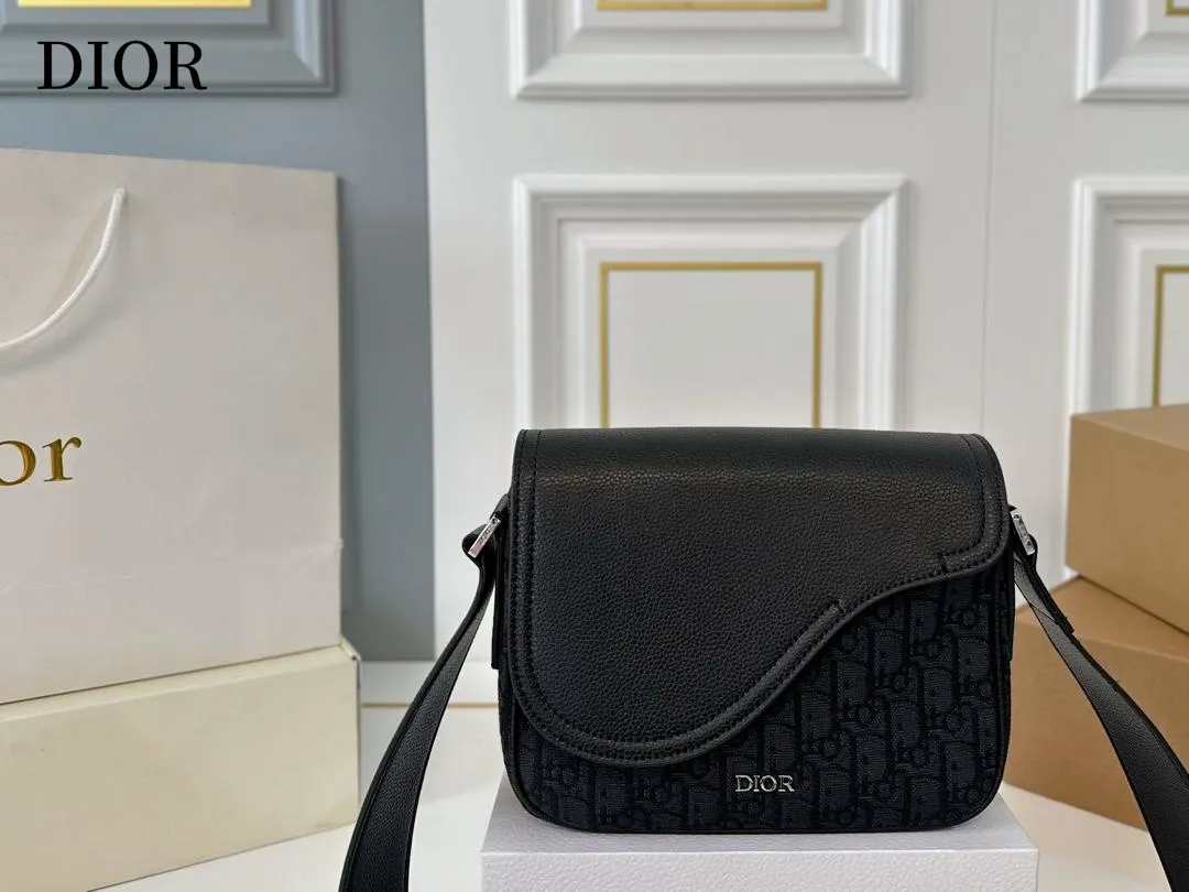 【2026】【DIOR公式旗艦店】ディオール  斜めがけバッグ 当日出荷 好評に付き再入荷！23*18CM 240720