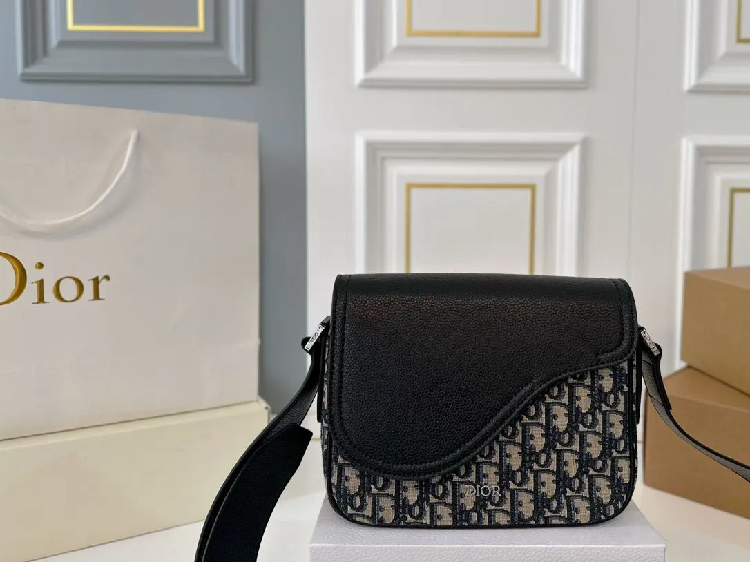 【2026】【DIOR公式旗艦店】ディオール  斜めがけバッグ 当日出荷 好評に付き再入荷！23*18CM 240720