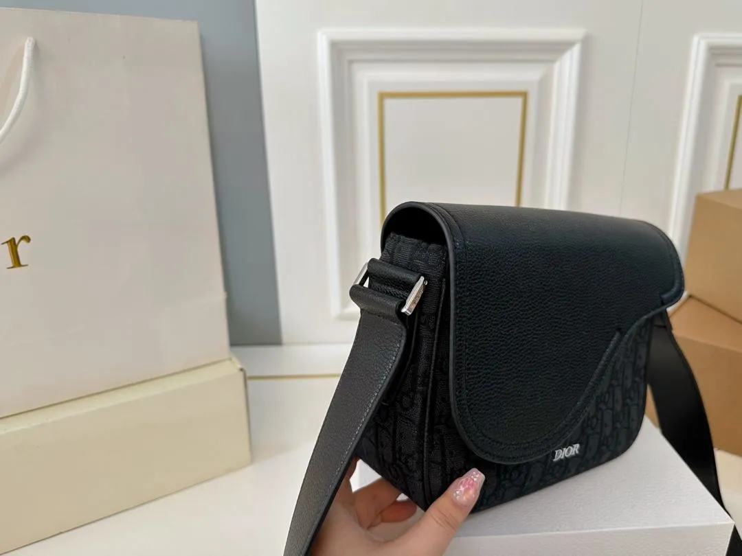 【2026】【DIOR公式旗艦店】ディオール  斜めがけバッグ 当日出荷 好評に付き再入荷！23*18CM 240720