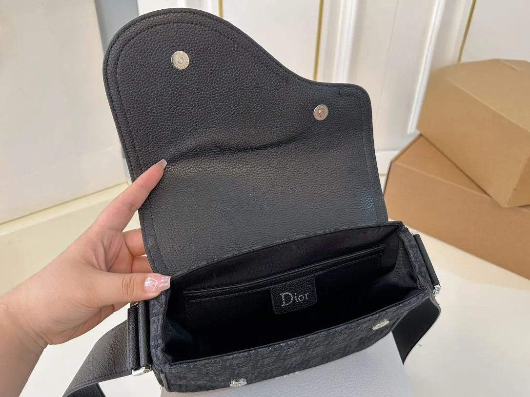 【2026】【DIOR公式旗艦店】ディオール  斜めがけバッグ 当日出荷 好評に付き再入荷！23*18CM 240720