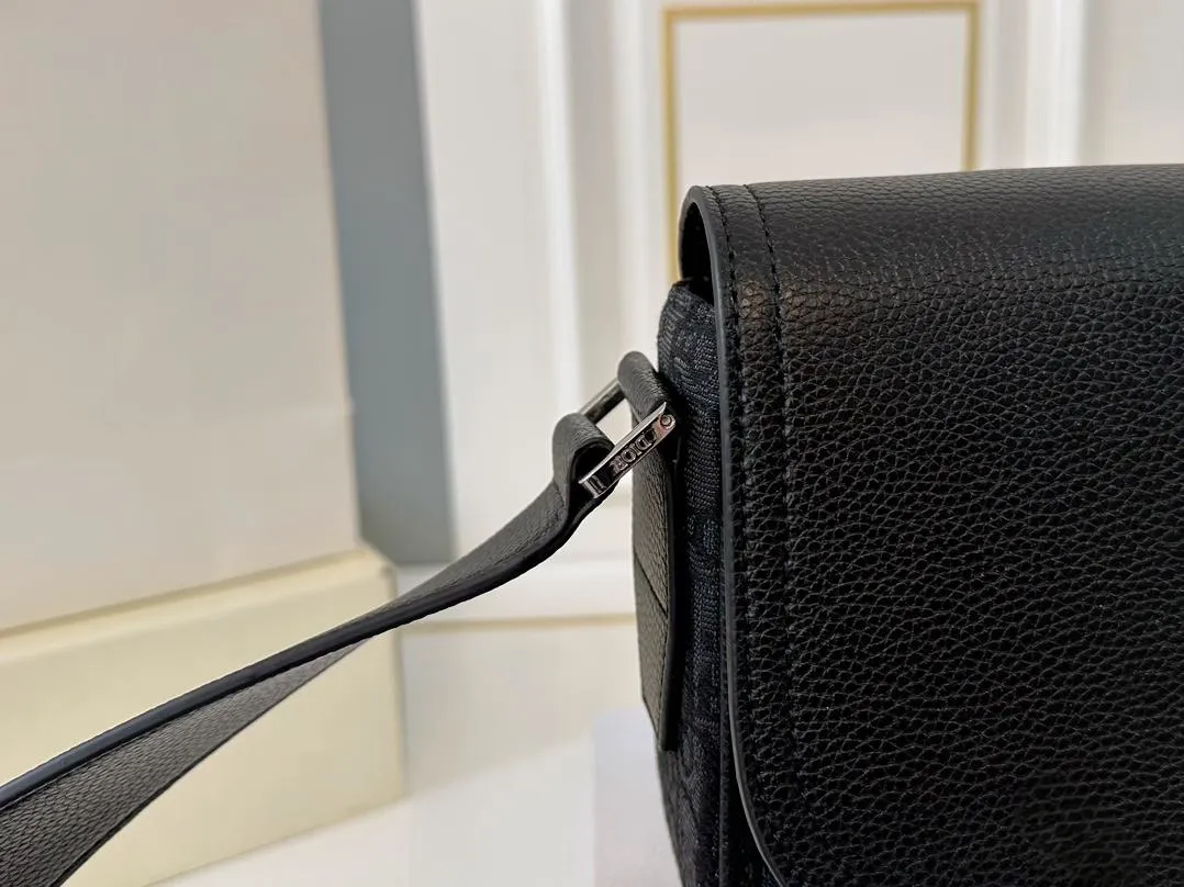 【2026】【DIOR公式旗艦店】ディオール  斜めがけバッグ 当日出荷 好評に付き再入荷！23*18CM 240720