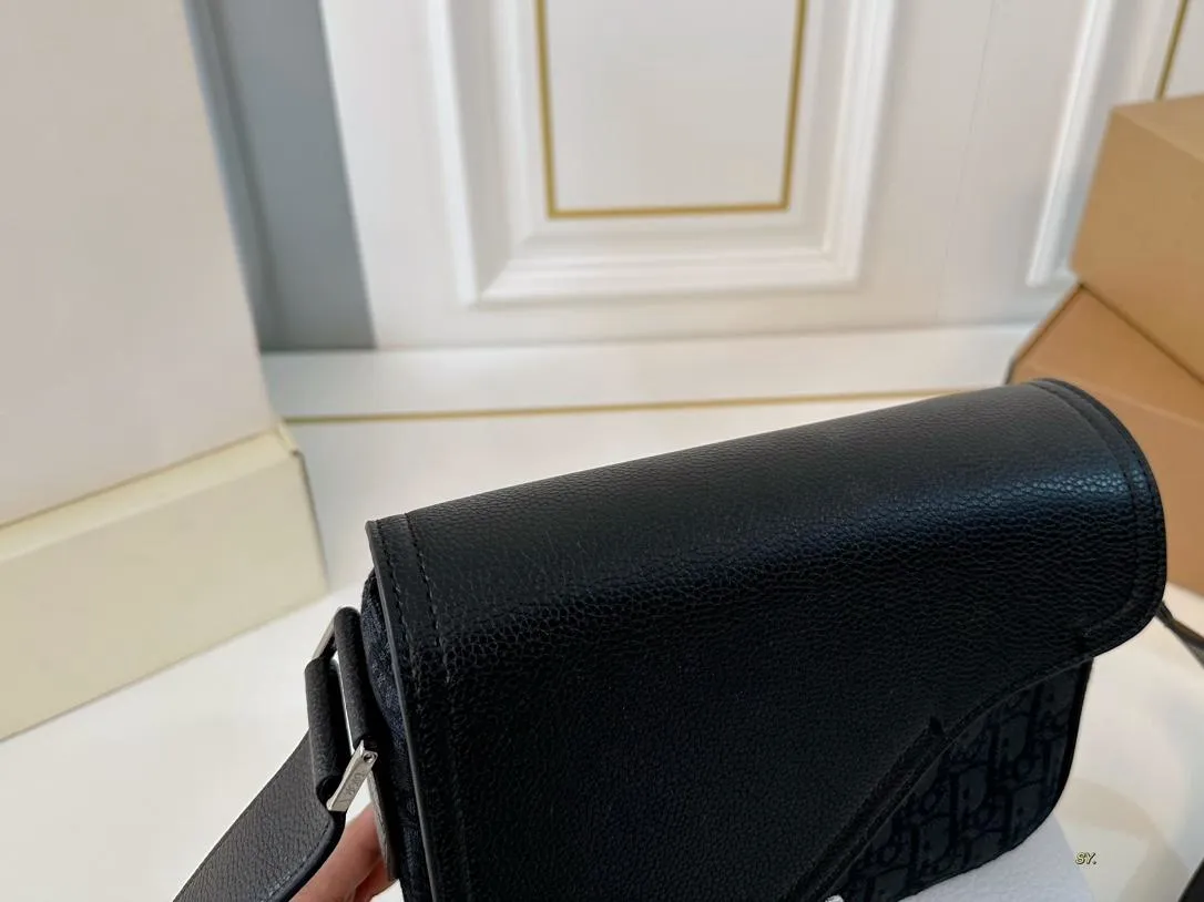 【2026】【DIOR公式旗艦店】ディオール  斜めがけバッグ 当日出荷 好評に付き再入荷！23*18CM 240720