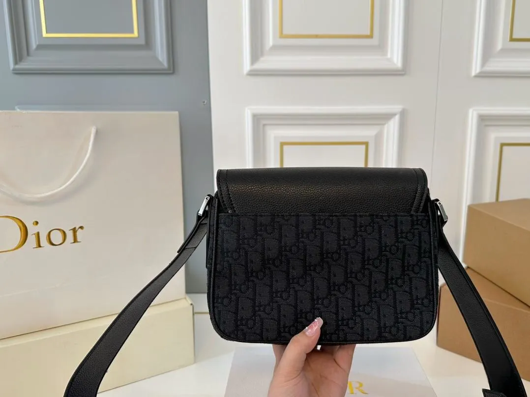 【2026】【DIOR公式旗艦店】ディオール  斜めがけバッグ 当日出荷 好評に付き再入荷！23*18CM 240720