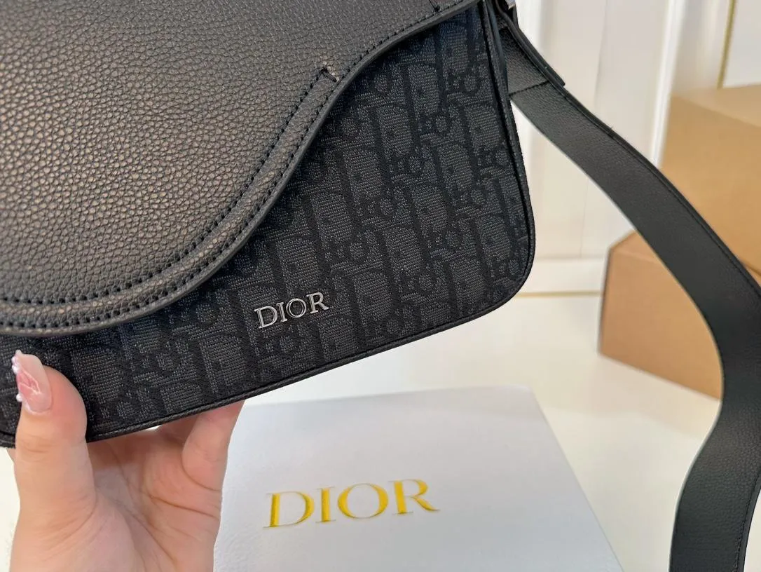 【2026】【DIOR公式旗艦店】ディオール  斜めがけバッグ 当日出荷 好評に付き再入荷！23*18CM 240720