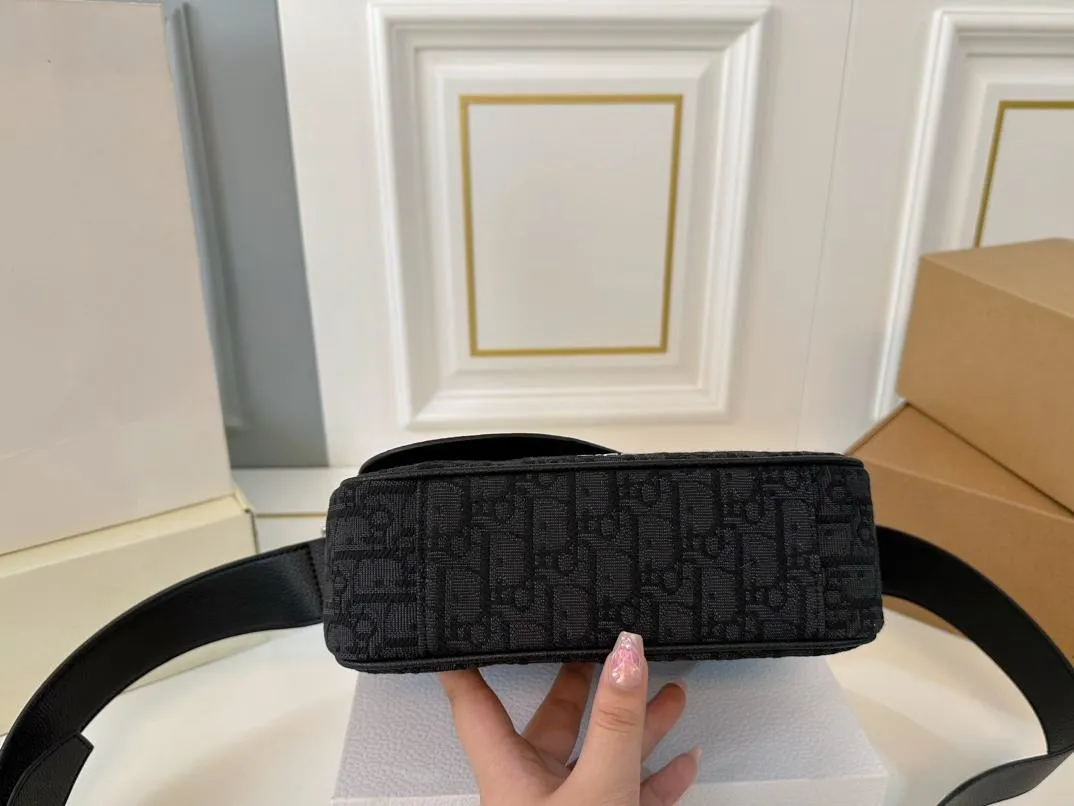 【2026】【DIOR公式旗艦店】ディオール  斜めがけバッグ 当日出荷 好評に付き再入荷！23*18CM 240720