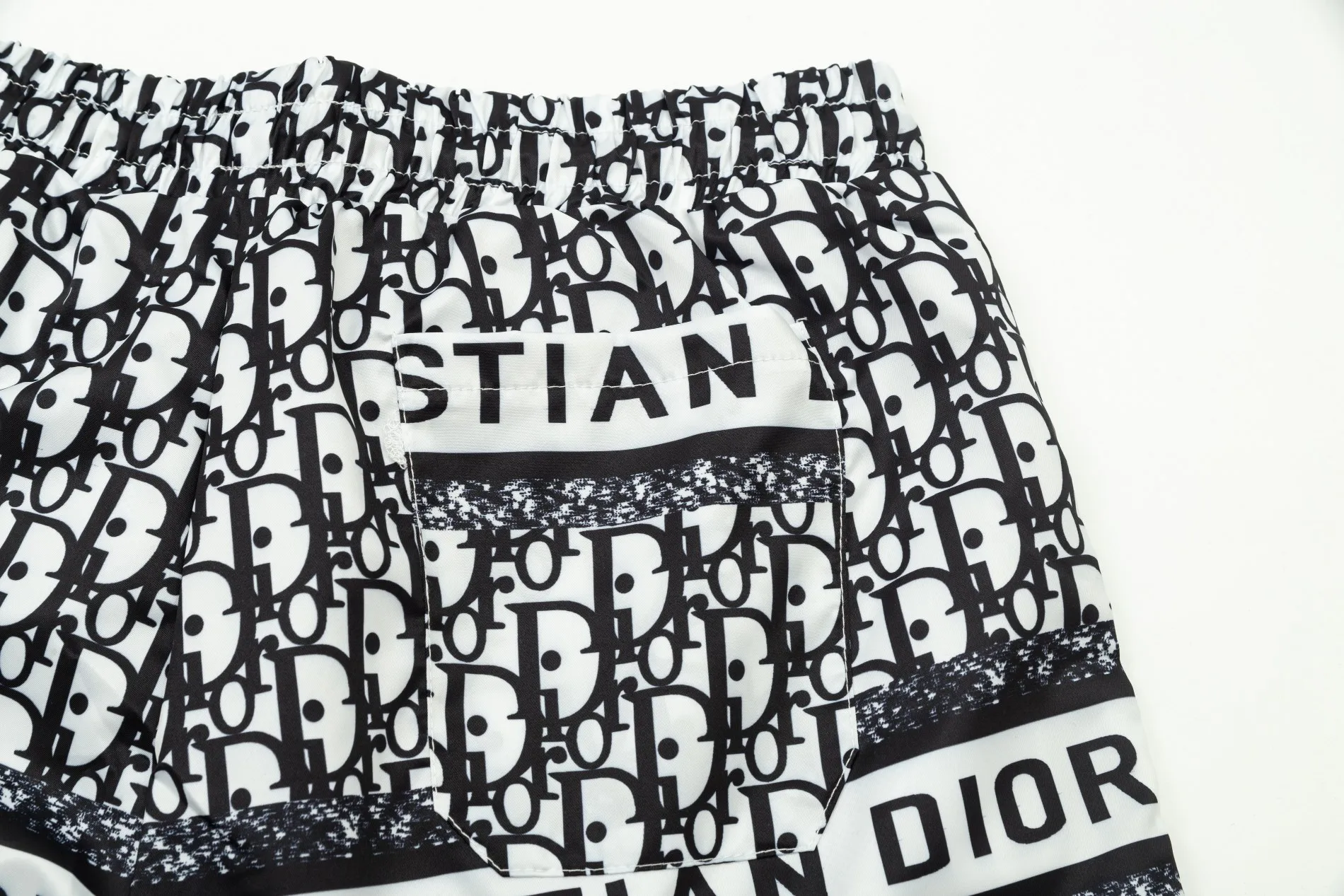【2026】【DIOR  公式旗艦店】ディオール  ショートパンツ  ご好評に付き再入荷 240718