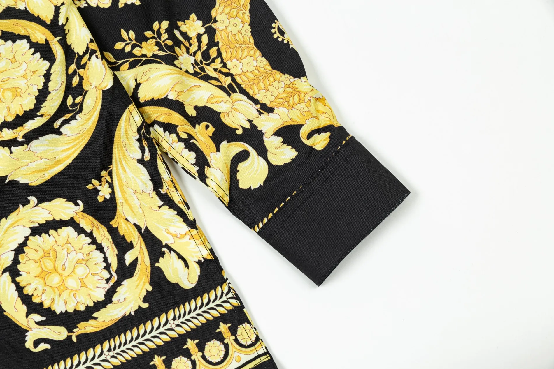 【2026】【VERSACE 公式旗艦店】ヴェルサーチ   シャツ  ご好評に付き再入荷 240716
