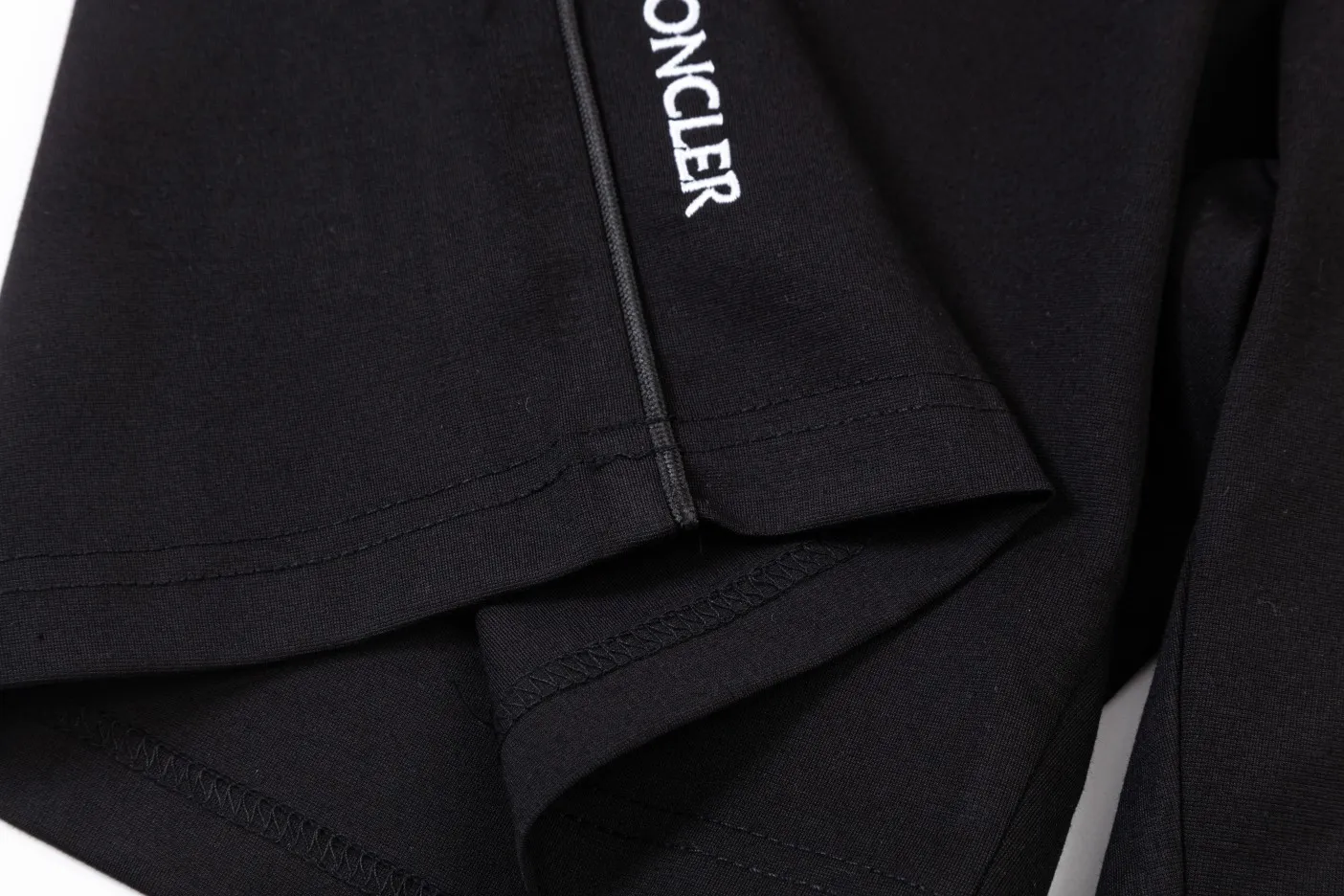【2026】【MONCLER 公式旗艦店】モンクレール   ショートパンツ  ご好評に付き再入荷！