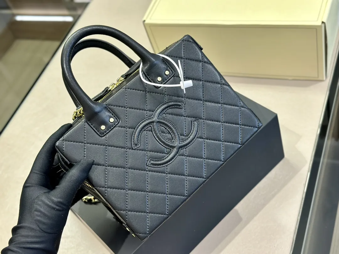 【2026】【完売必至】CHANEL バニティケース バッグ  4カラー 20.5*15*10.5cm