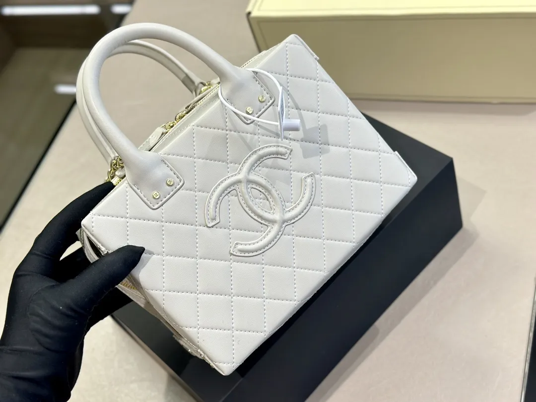 【2026】【完売必至】CHANEL バニティケース バッグ  4カラー 20.5*15*10.5cm