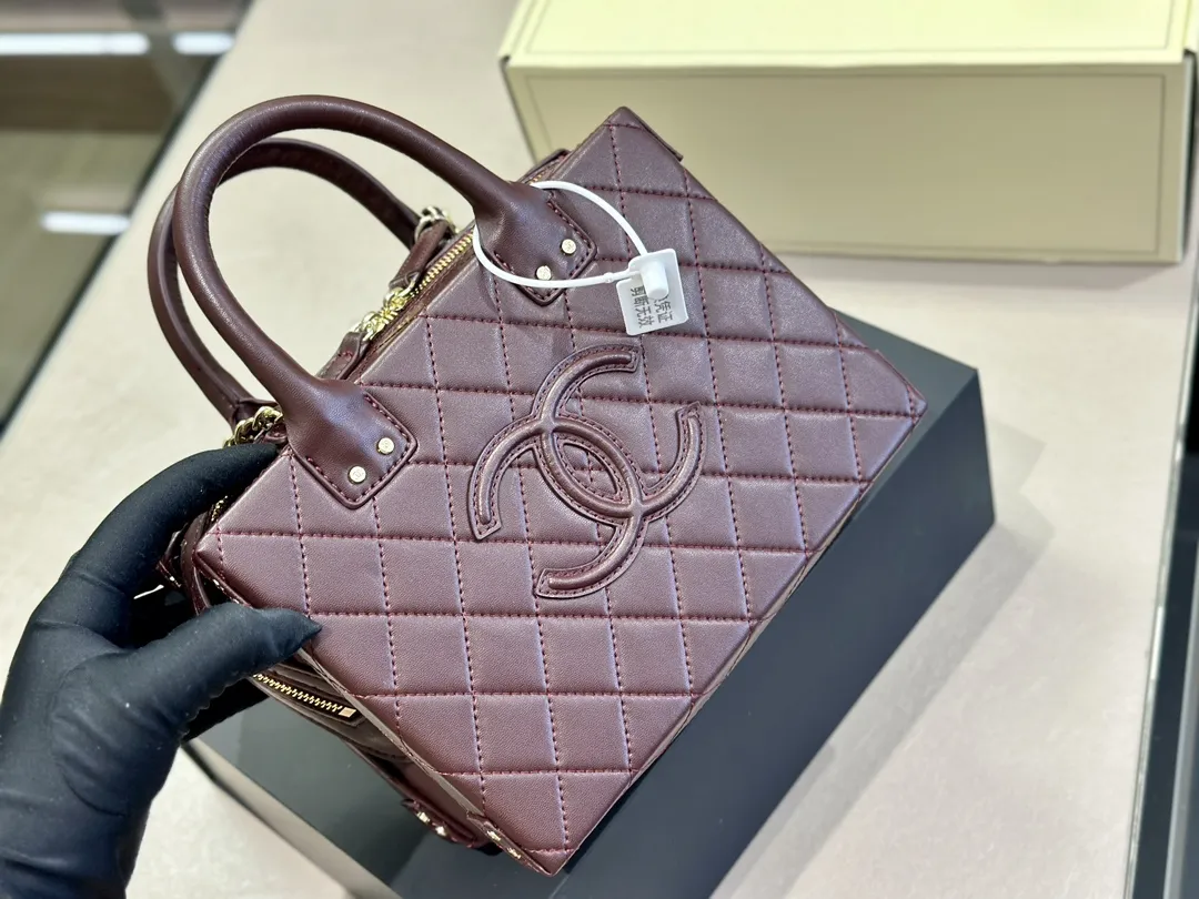 【2026】【完売必至】CHANEL バニティケース バッグ  4カラー 20.5*15*10.5cm