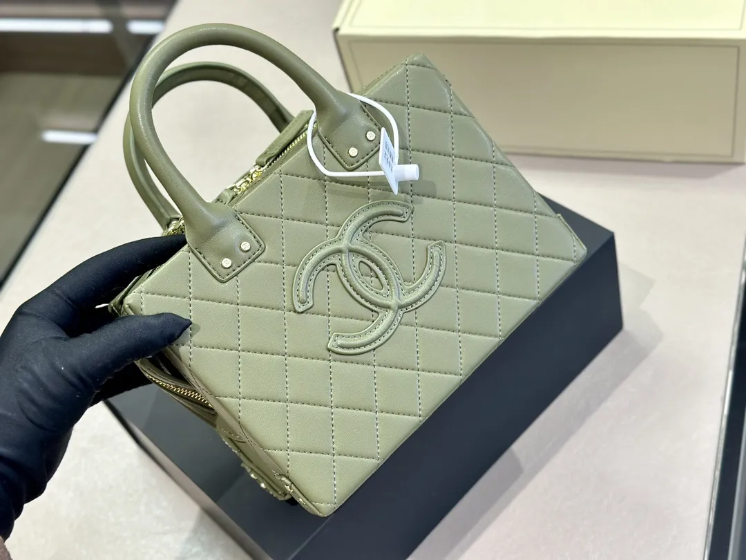【2026】【完売必至】CHANEL バニティケース バッグ  4カラー 20.5*15*10.5cm