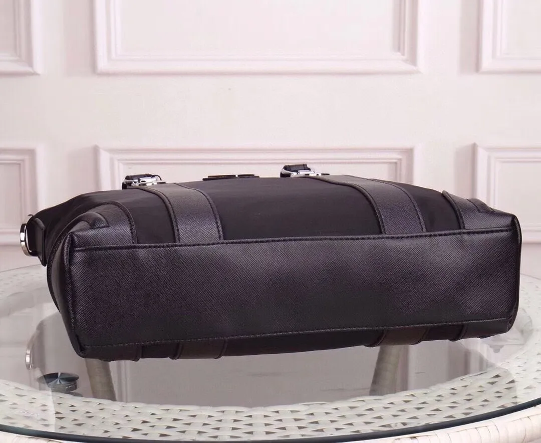 【2026】【PRADA 公式旗艦店】プラダ  ブリーフケース  当日出荷 好評に付き再入荷！34*33*8CM