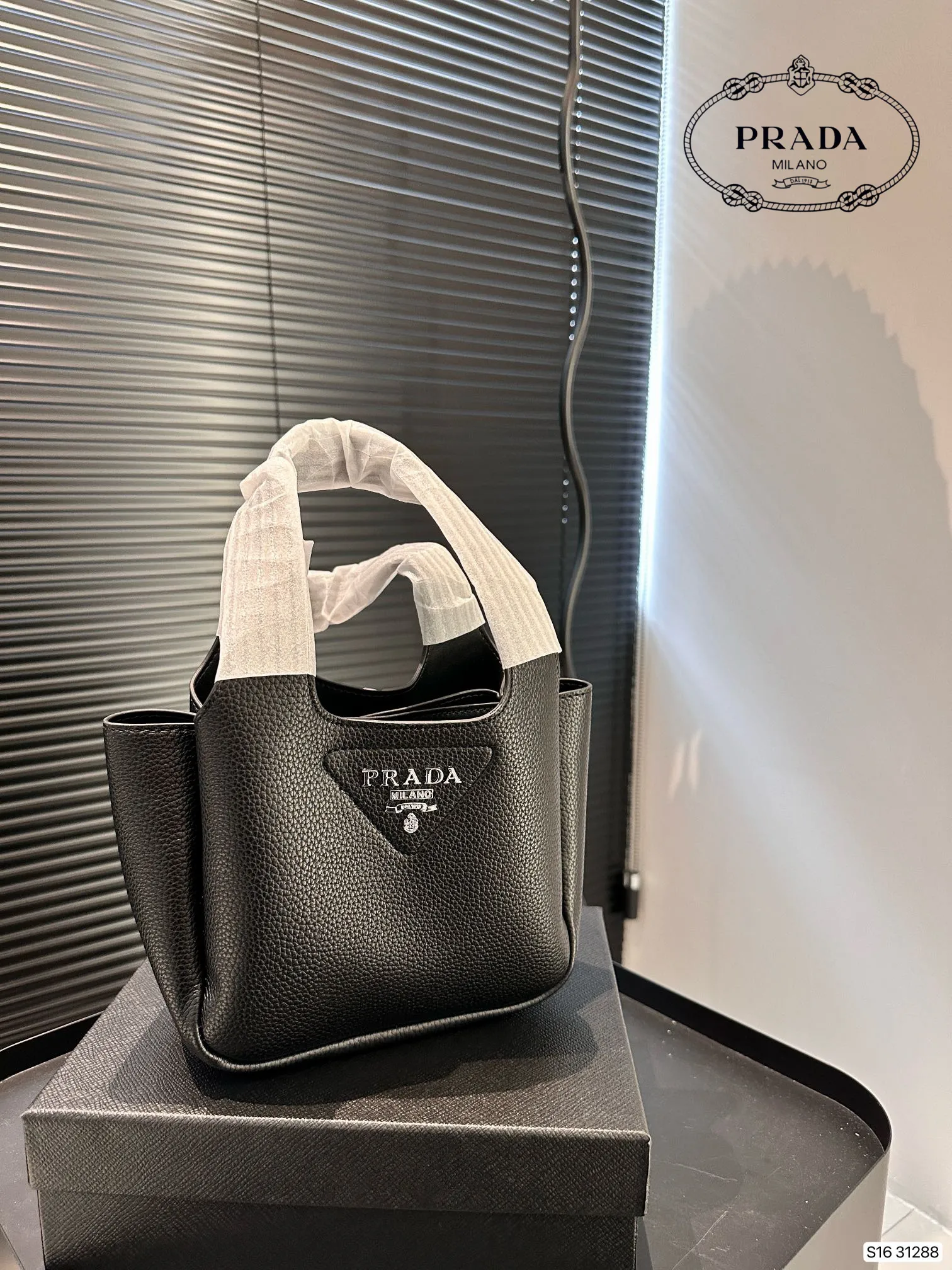 【2026】【PRADA 公式旗艦店】プラダ  ハンドバッグ 当日出荷 好評に付き再入荷！17*15CM