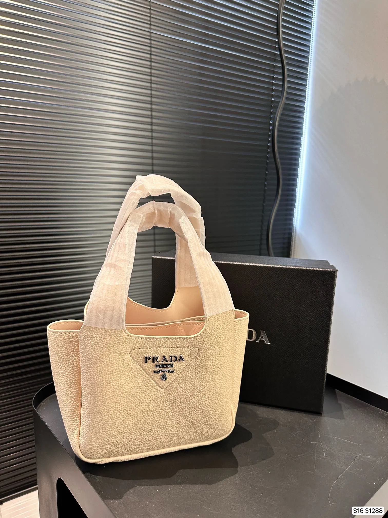 【2026】【PRADA 公式旗艦店】プラダ  ハンドバッグ 当日出荷 好評に付き再入荷！17*15CM