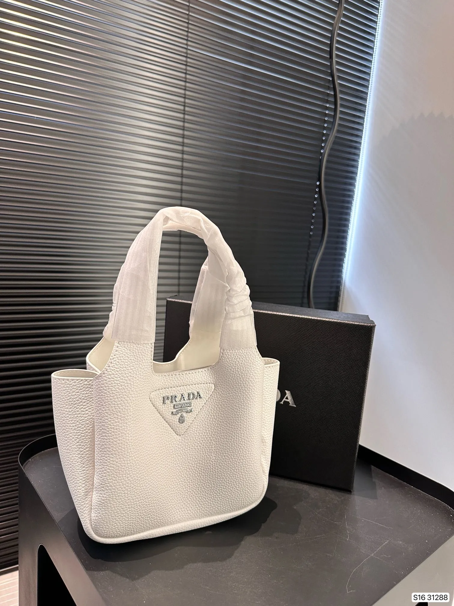 【2026】【PRADA 公式旗艦店】プラダ  ハンドバッグ 当日出荷 好評に付き再入荷！17*15CM
