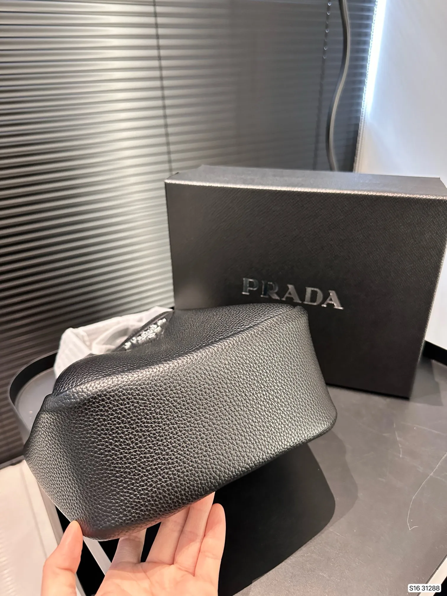 【2026】【PRADA 公式旗艦店】プラダ  ハンドバッグ 当日出荷 好評に付き再入荷！17*15CM