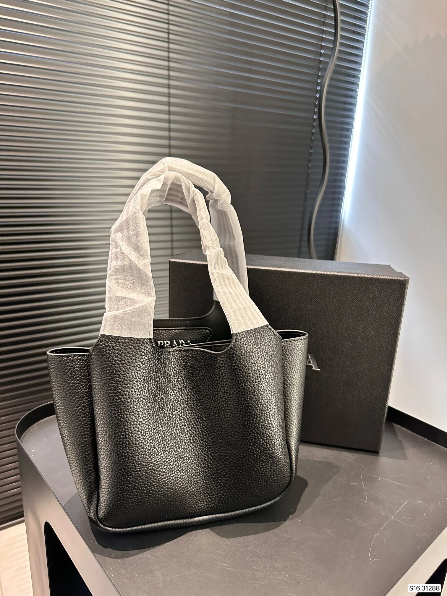【2026】【PRADA 公式旗艦店】プラダ  ハンドバッグ 当日出荷 好評に付き再入荷！17*15CM