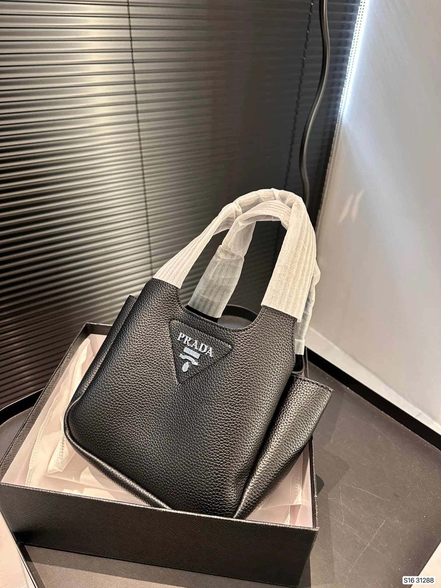 【2026】【PRADA 公式旗艦店】プラダ  ハンドバッグ 当日出荷 好評に付き再入荷！17*15CM