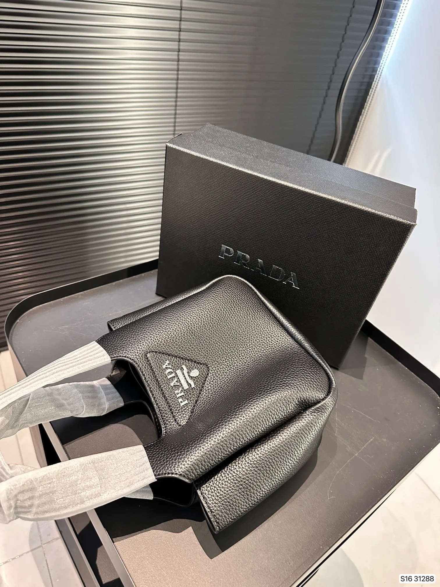 【2026】【PRADA 公式旗艦店】プラダ  ハンドバッグ 当日出荷 好評に付き再入荷！17*15CM