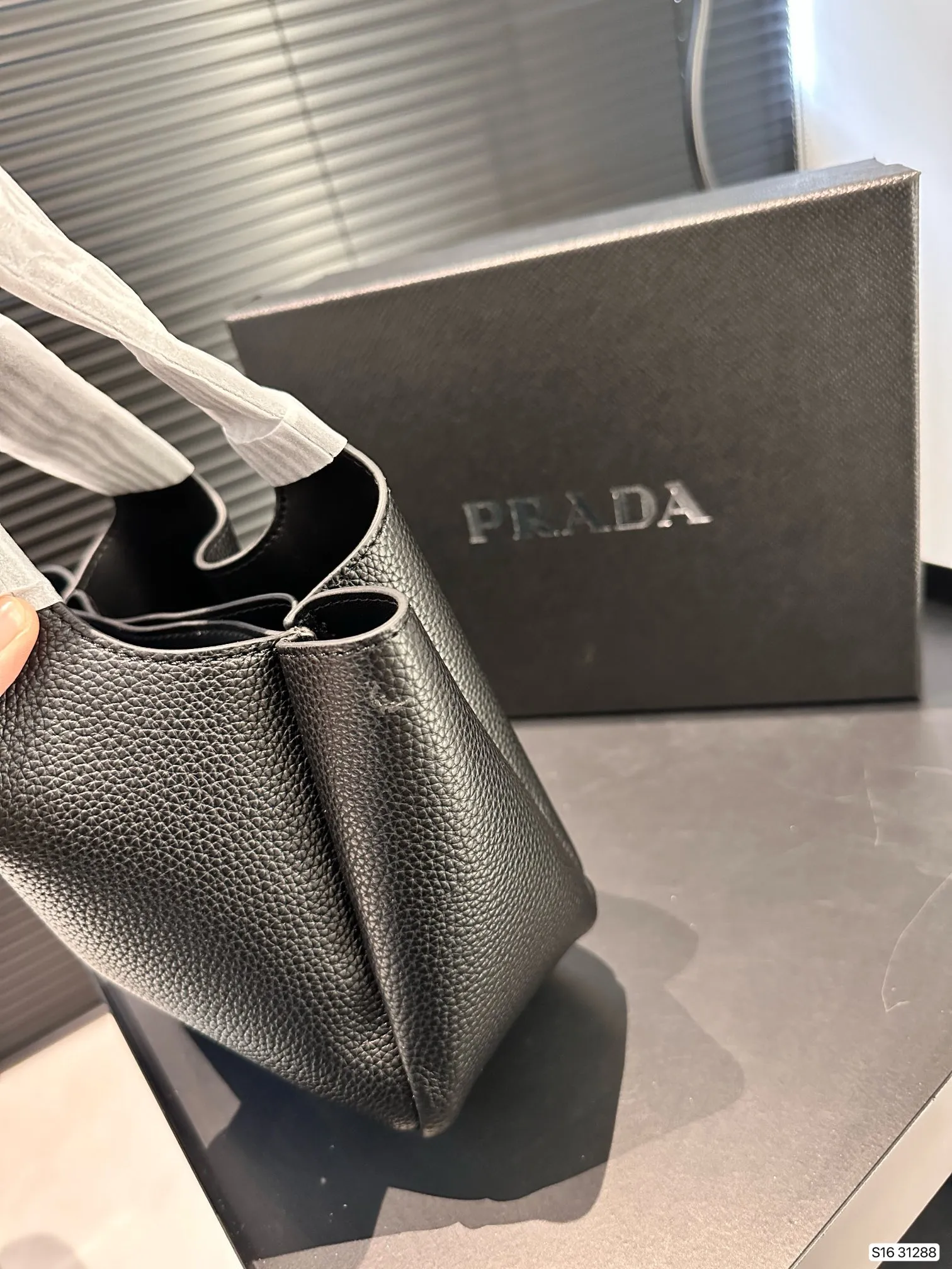 【2026】【PRADA 公式旗艦店】プラダ  ハンドバッグ 当日出荷 好評に付き再入荷！17*15CM