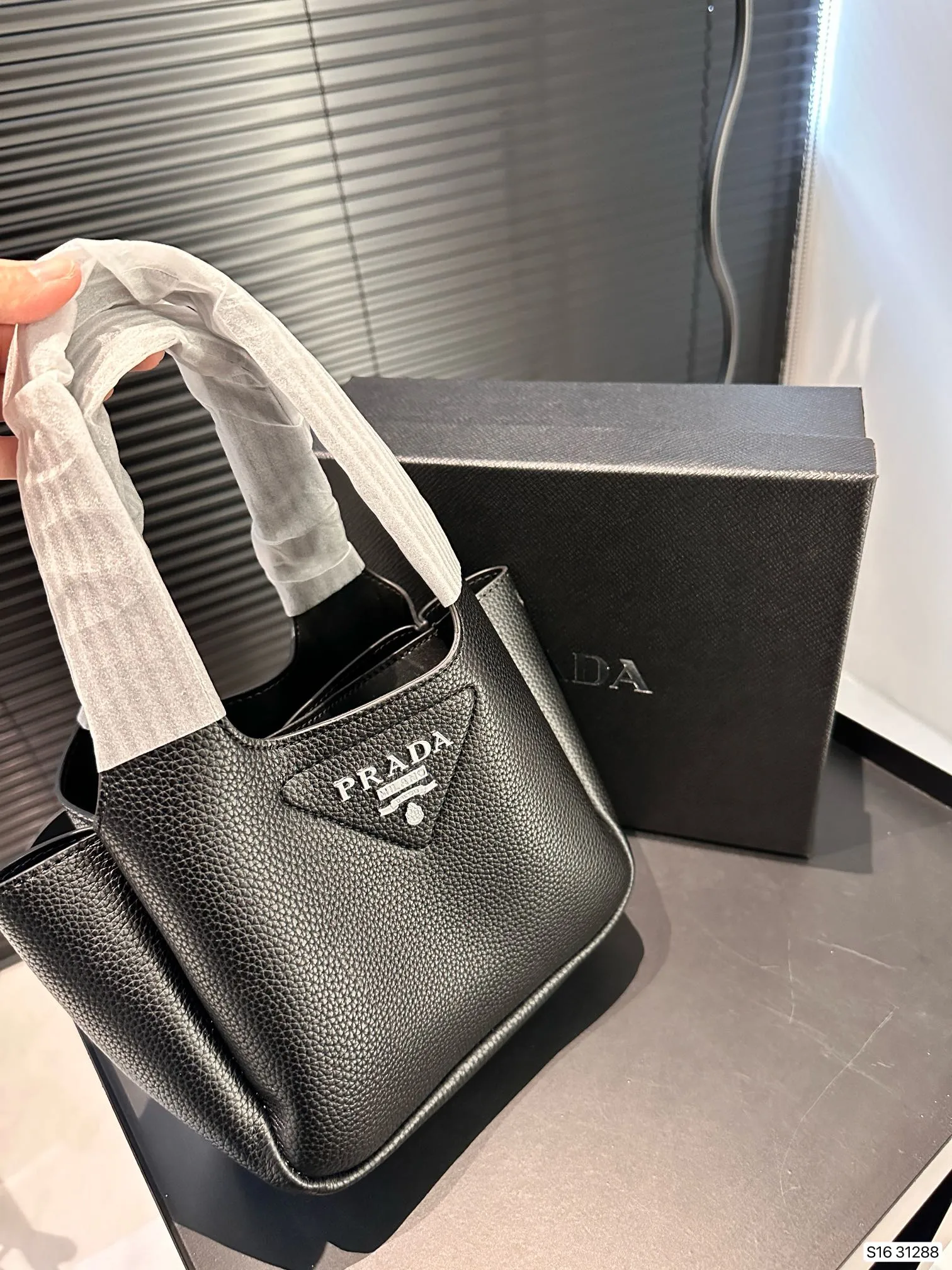 【2026】【PRADA 公式旗艦店】プラダ  ハンドバッグ 当日出荷 好評に付き再入荷！17*15CM