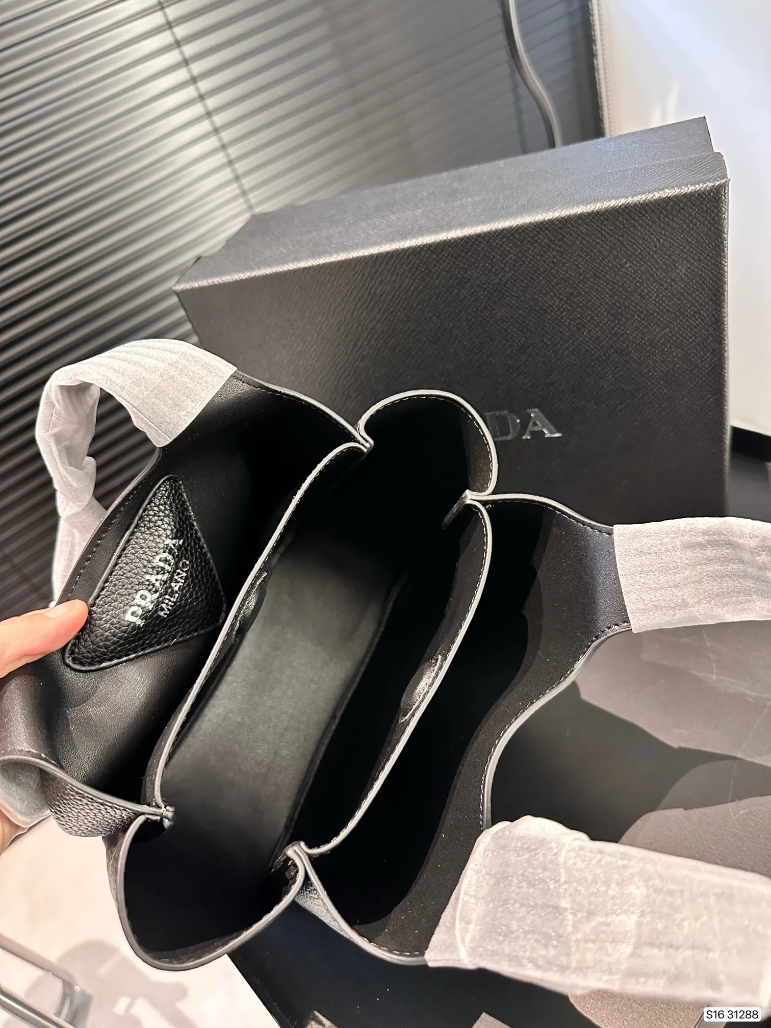 【2026】【PRADA 公式旗艦店】プラダ  ハンドバッグ 当日出荷 好評に付き再入荷！17*15CM