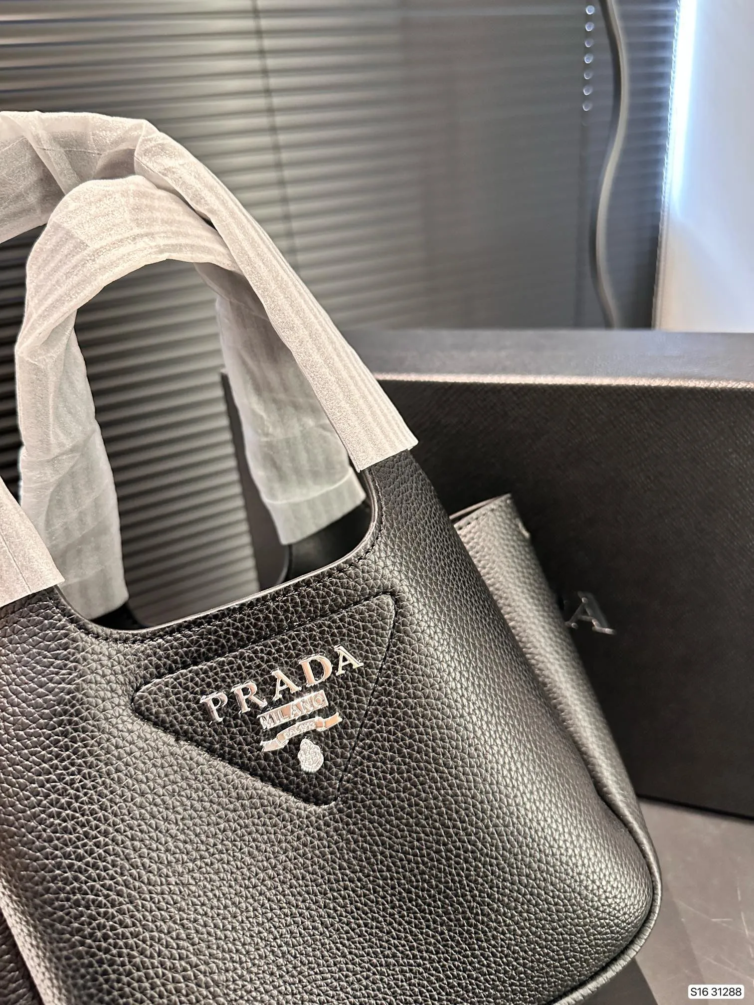 【2026】【PRADA 公式旗艦店】プラダ  ハンドバッグ 当日出荷 好評に付き再入荷！17*15CM