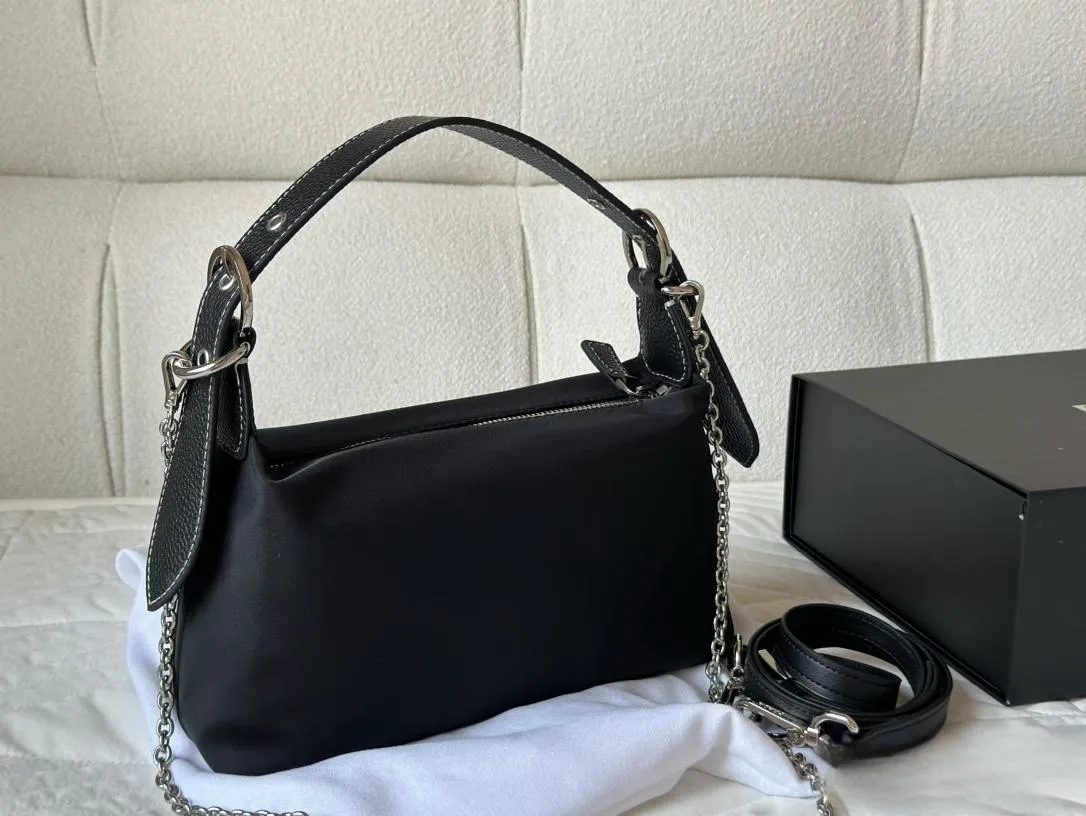 【2026】【PRADA 公式旗艦店】プラダ  ハンドバッグ 当日出荷 好評に付き再入荷！27*14CM