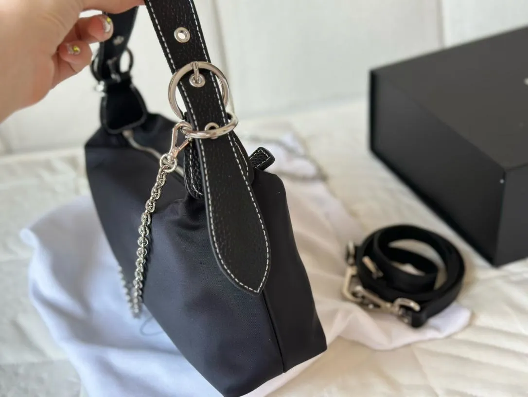【2026】【PRADA 公式旗艦店】プラダ  ハンドバッグ 当日出荷 好評に付き再入荷！27*14CM