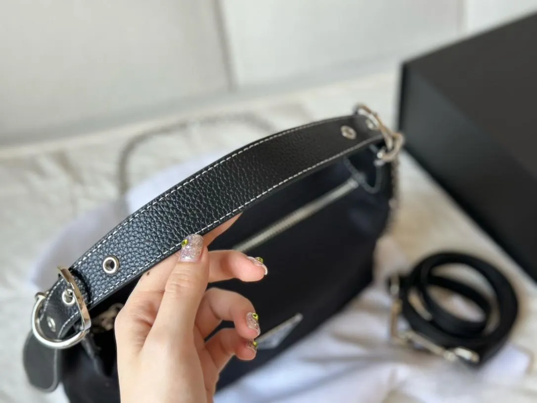 【2026】【PRADA 公式旗艦店】プラダ  ハンドバッグ 当日出荷 好評に付き再入荷！27*14CM