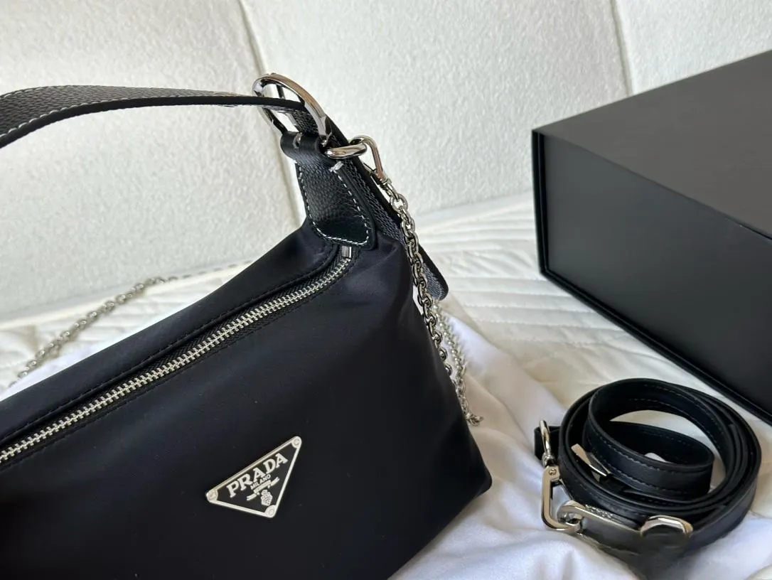 【2026】【PRADA 公式旗艦店】プラダ  ハンドバッグ 当日出荷 好評に付き再入荷！27*14CM