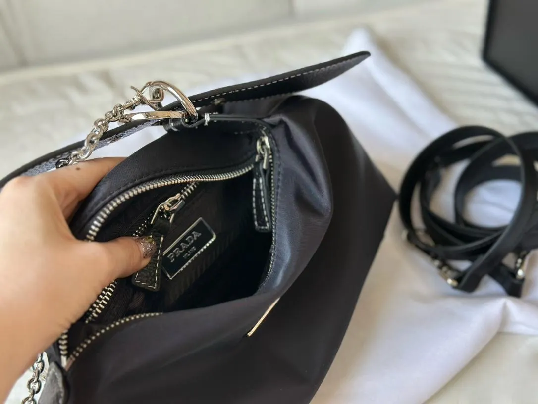 【2026】【PRADA 公式旗艦店】プラダ  ハンドバッグ 当日出荷 好評に付き再入荷！27*14CM