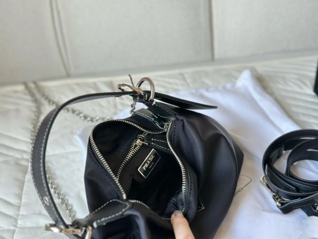 【2026】【PRADA 公式旗艦店】プラダ  ハンドバッグ 当日出荷 好評に付き再入荷！27*14CM