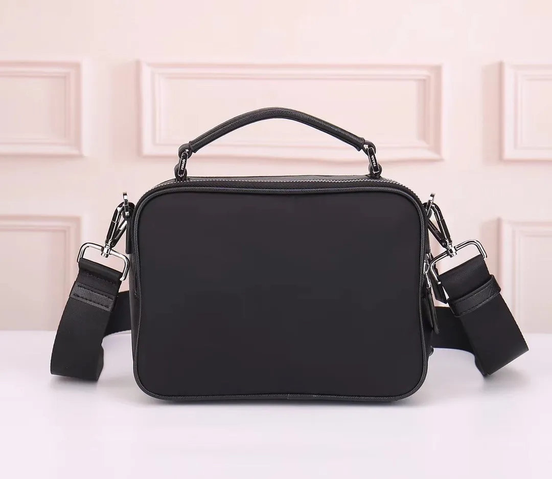 【2026】【PRADA 公式旗艦店】プラダ  斜めがけバッグ 当日出荷 好評に付き再入荷！22*16*8CM