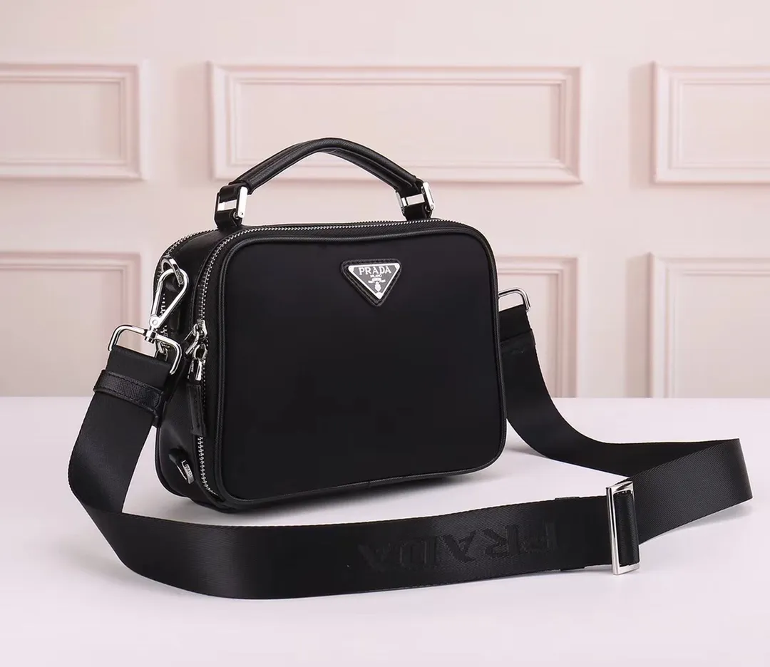 【2026】【PRADA 公式旗艦店】プラダ  斜めがけバッグ 当日出荷 好評に付き再入荷！22*16*8CM