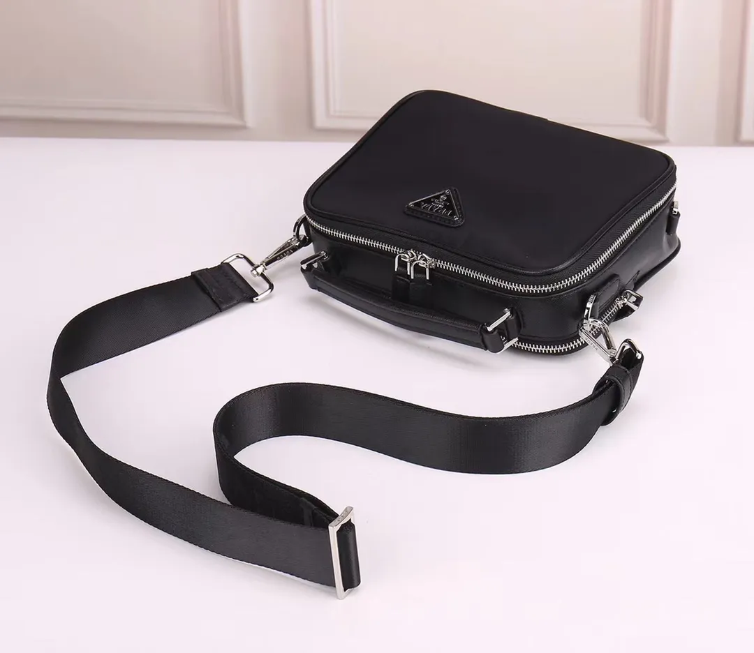 【2026】【PRADA 公式旗艦店】プラダ  斜めがけバッグ 当日出荷 好評に付き再入荷！22*16*8CM