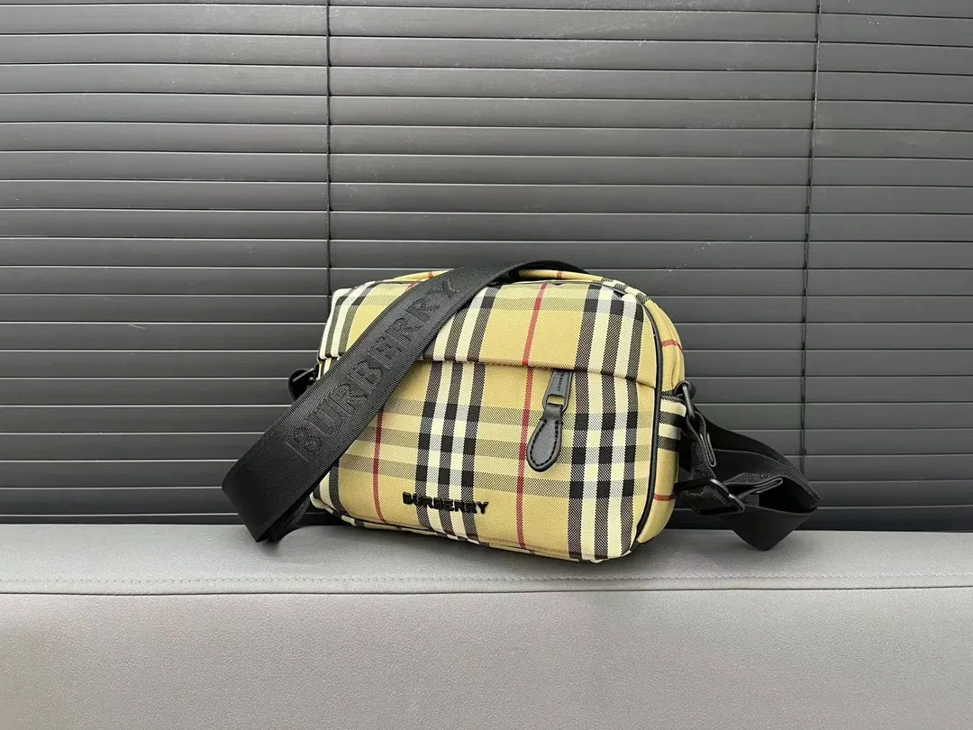 【2026】【BURBERRY 公式旗艦店】バーバリー  斜めがけバッグ 当日出荷 好評に付き再入荷！23*16CM