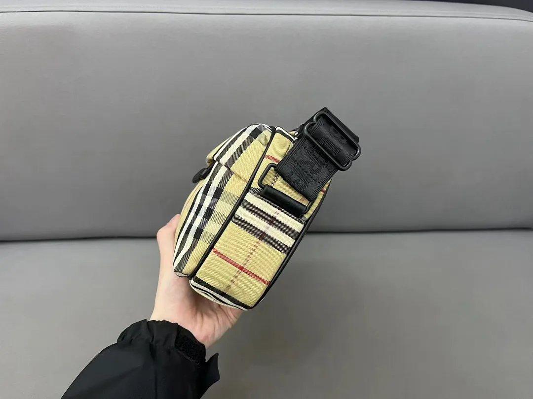 【2026】【BURBERRY 公式旗艦店】バーバリー  斜めがけバッグ 当日出荷 好評に付き再入荷！23*16CM