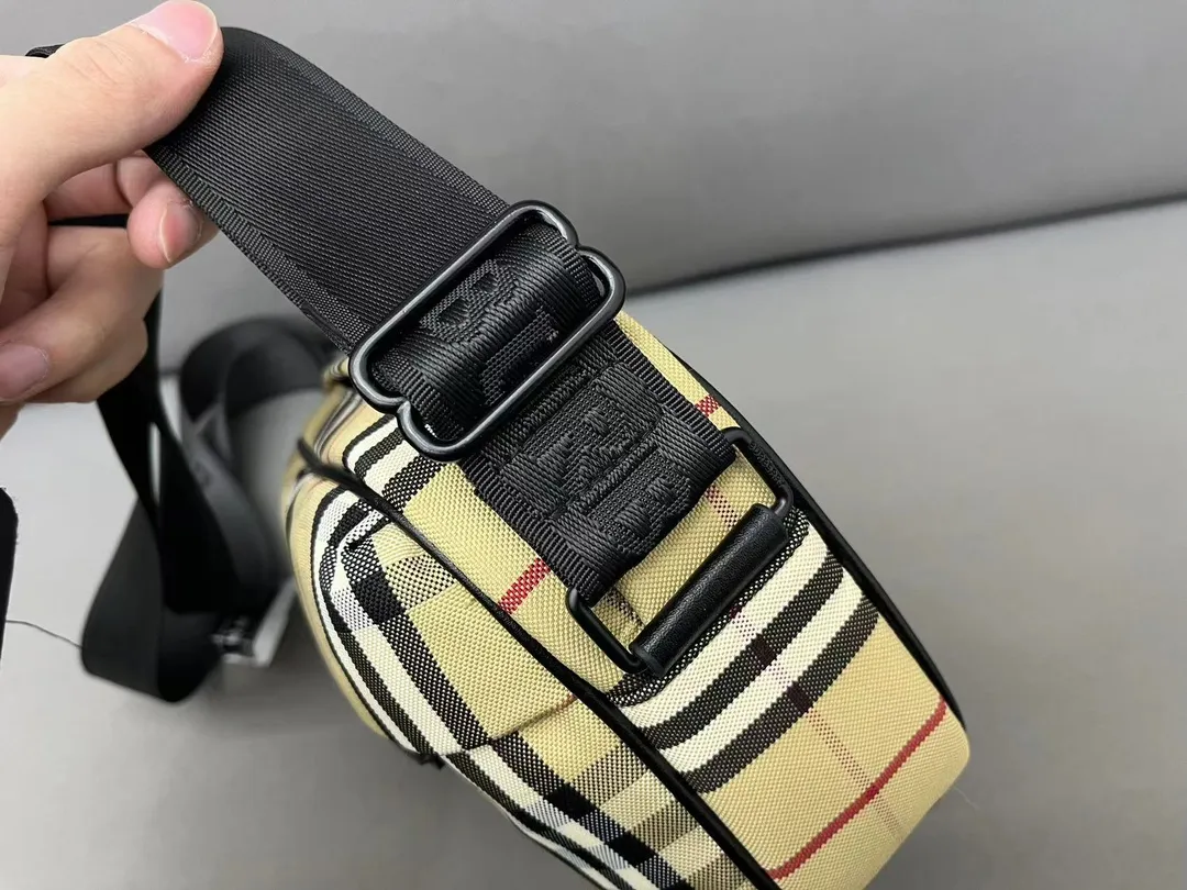 【2026】【BURBERRY 公式旗艦店】バーバリー  斜めがけバッグ 当日出荷 好評に付き再入荷！23*16CM