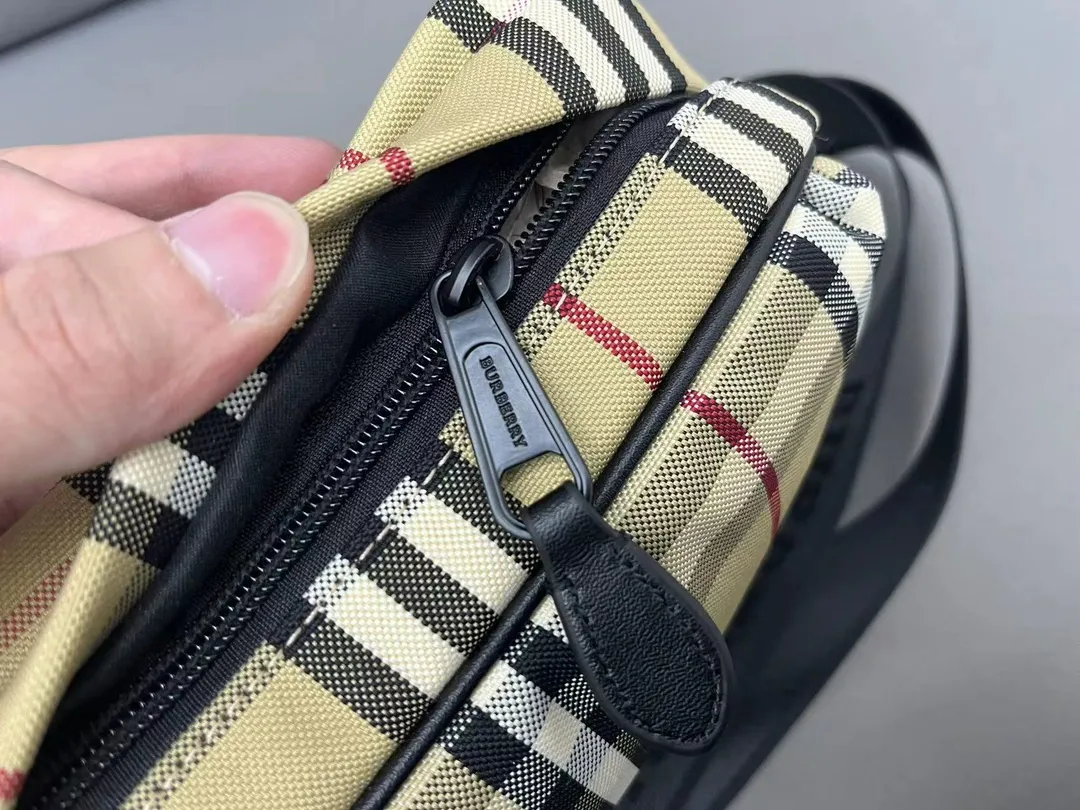 【2026】【BURBERRY 公式旗艦店】バーバリー  斜めがけバッグ 当日出荷 好評に付き再入荷！23*16CM
