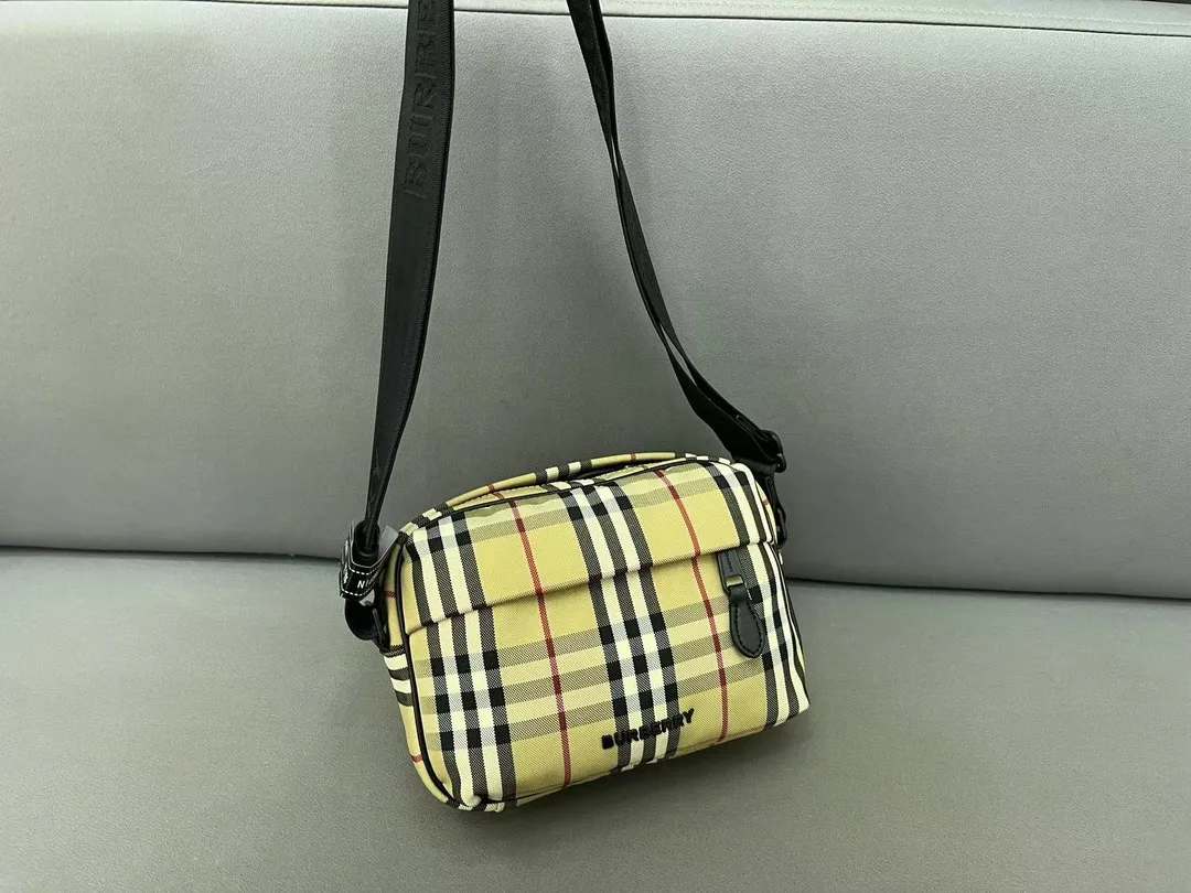 【2026】【BURBERRY 公式旗艦店】バーバリー  斜めがけバッグ 当日出荷 好評に付き再入荷！23*16CM