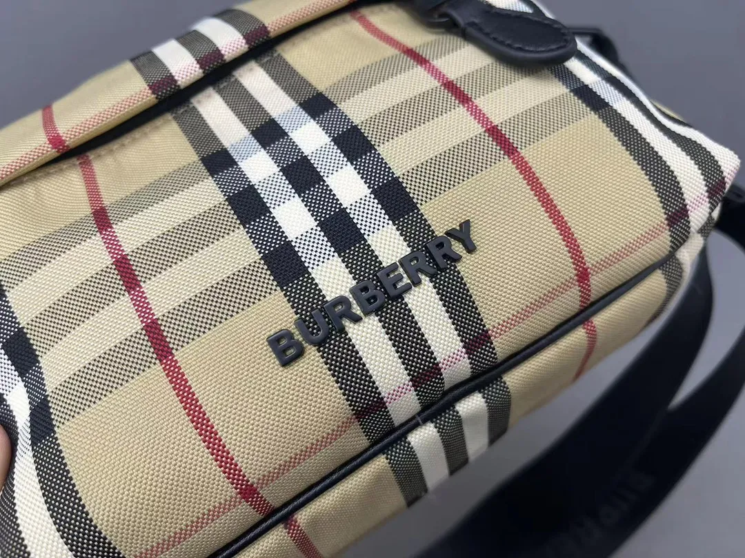 【2026】【BURBERRY 公式旗艦店】バーバリー  斜めがけバッグ 当日出荷 好評に付き再入荷！23*16CM