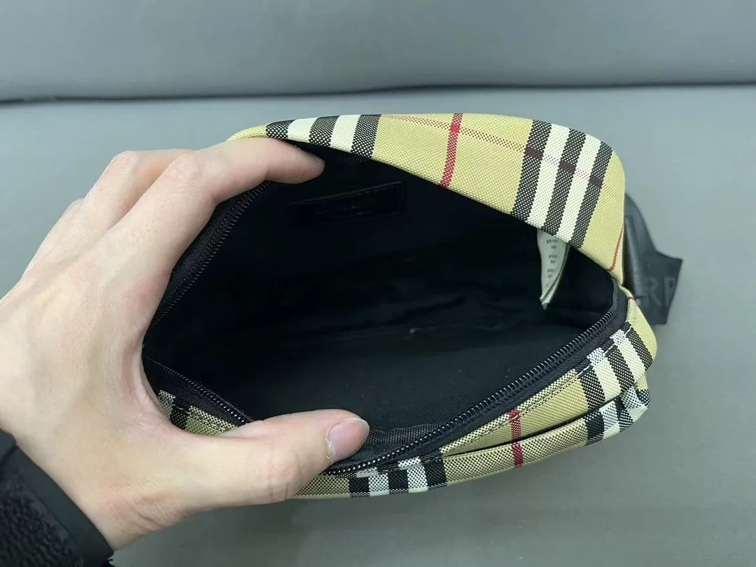 【2026】【BURBERRY 公式旗艦店】バーバリー  斜めがけバッグ 当日出荷 好評に付き再入荷！23*16CM