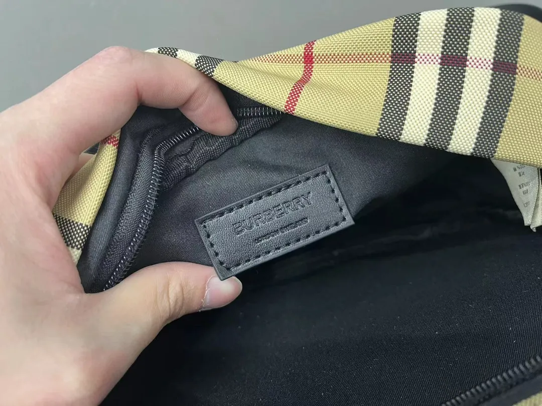 【2026】【BURBERRY 公式旗艦店】バーバリー  斜めがけバッグ 当日出荷 好評に付き再入荷！23*16CM