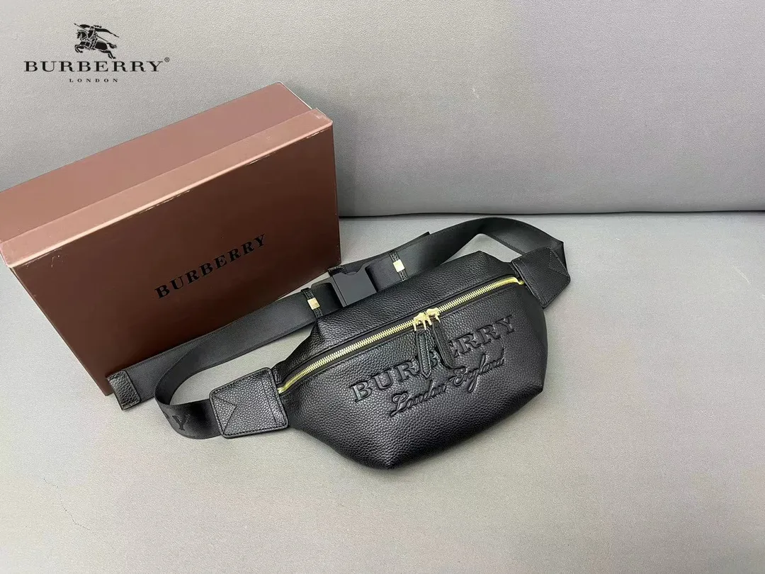 【2026】【BURBERRY 公式旗艦店】バーバリー 胸ポケット  当日出荷 好評に付き再入荷！28*19CM