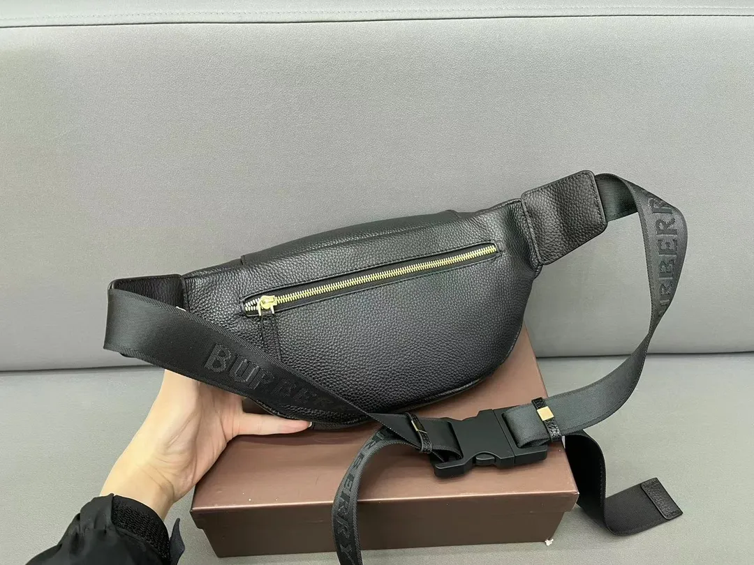 【2026】【BURBERRY 公式旗艦店】バーバリー 胸ポケット  当日出荷 好評に付き再入荷！28*19CM